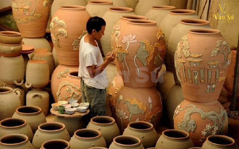Thợ thủ công vẽ gốm và sứ
