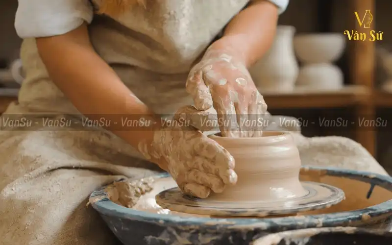 Vuốt đất sét trắng tạo dáng bình